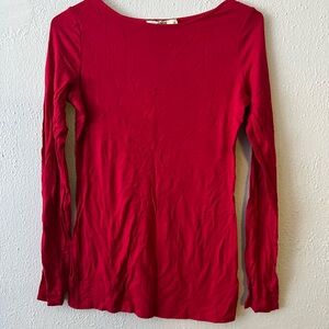 It’s a red top with a long sleeve. Beautiful and soft  the touch and still new